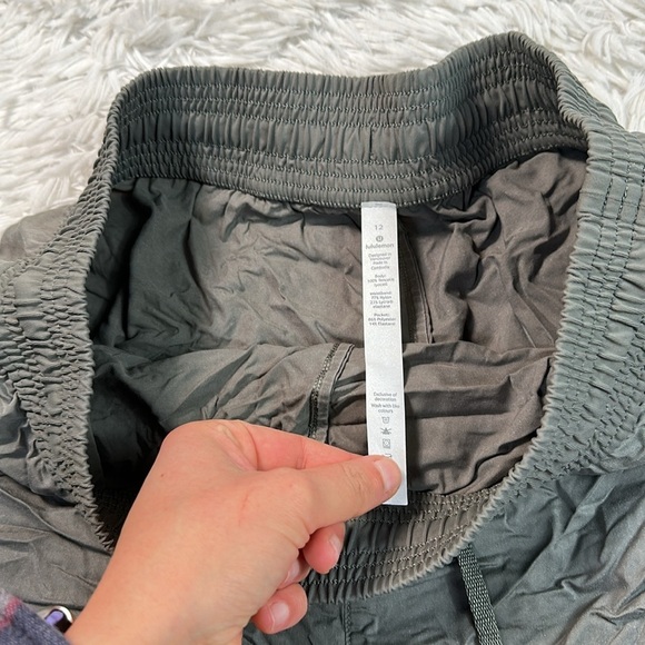 Lululemon Feeling Femme Short 5.5" Grey Sage - Picture 3 of 7